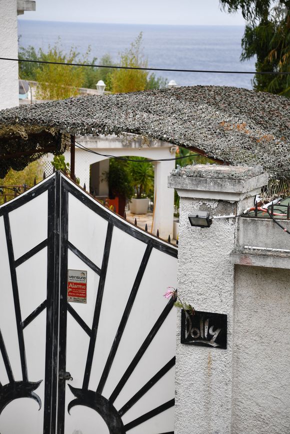 Annie Cordy - Les fans se recueillent devant sa maison, chemin du Séminaire à Vallauris en 2020 © Lionel Urman / Bestimage