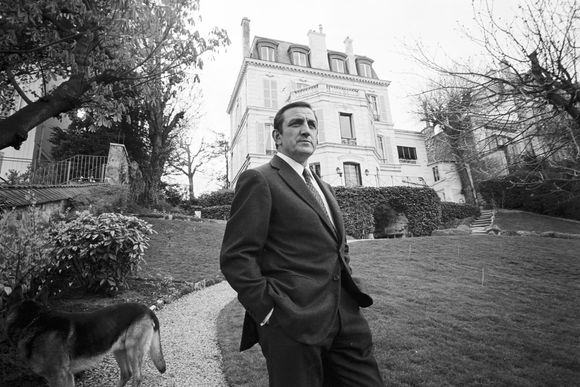 Archives - En France, Lino Ventura chez lui, dans sa maison de Saint-Cloud le 3 avril 1967. © Michel Ristroph via Bestimage