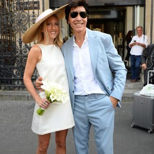 Les jeunes mariés, Jean-Luc Lahaye et sa femme Paola (Lahaye-Aubin) à la sortie de la mairie du 18ème arrondissement de Paris - J.L.Lahaye s'est marié en secondes noces avec sa compagne P.Aubin à la mairie du 18ème arrondissement de Paris, le 2 juillet 2025. © Agence / Bestimage