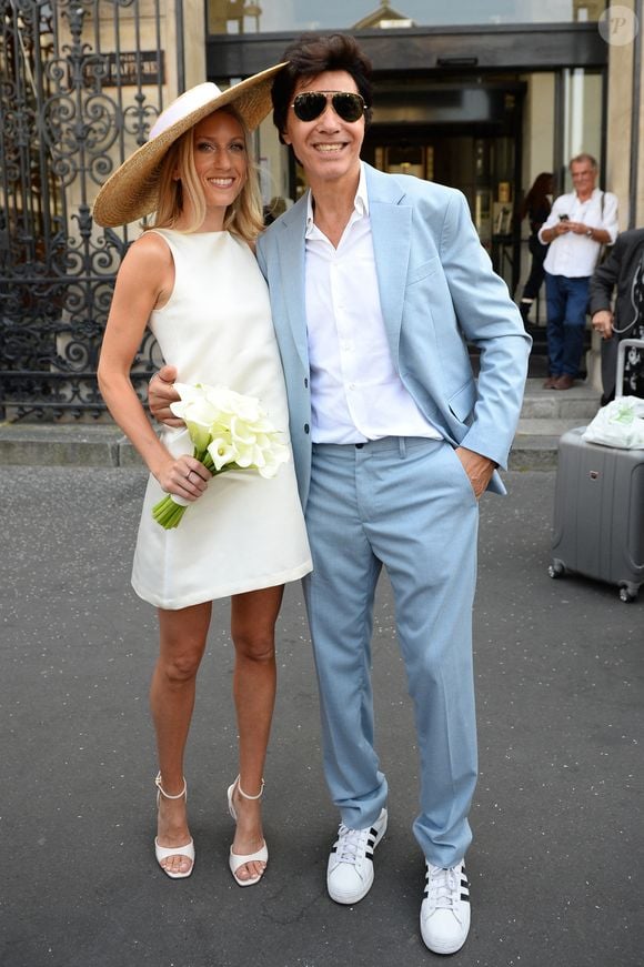 Les jeunes mariés, Jean-Luc Lahaye et sa femme Paola (Lahaye-Aubin) à la sortie de la mairie du 18ème arrondissement de Paris - J.L.Lahaye s'est marié en secondes noces avec sa compagne P.Aubin à la mairie du 18ème arrondissement de Paris, le 2 juillet 2025. © Agence / Bestimage