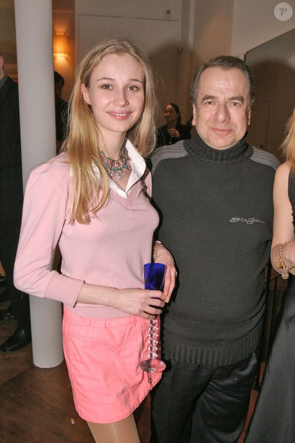 L'auteur à succès avait connu plusieurs histoires sentimentales...

L'auteur français Paul-Loup Sulitzer (à droite), sa compagne Eva Kowalewska et l'acteur Jean Edouard Lipa assistent à l'inauguration du nouveau showroom 'Rue Richelieu' à Paris, France, le 17 mars 2005. Photo de Benoit Pinguet/ABACA.