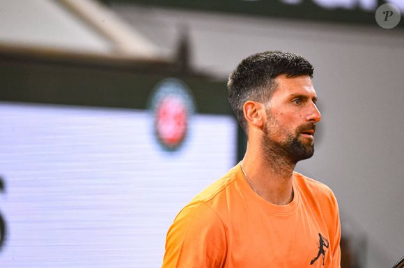 Novak Djokovic (SRB) aux internationaux de France de Tennis de Roland Garros 2026, à Paris, France, le 19 mai 2026. © Baptiste Autissier/Psnewz/Bestimage