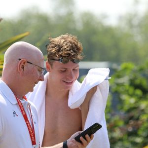Léon Marchand et son entraîneur Bob Bowman lors des championnats de France Élites en grand bassin de natation à Rennes, France, le 15 juin 2023. © Mickael Chavet/Zuma Press/Bestimage