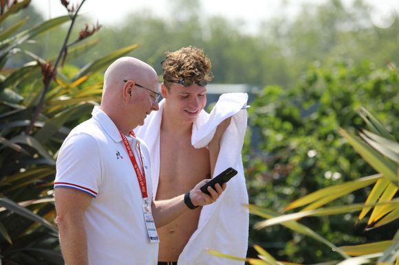 Léon Marchand et son entraîneur Bob Bowman lors des championnats de France Élites en grand bassin de natation à Rennes, France, le 15 juin 2023. © Mickael Chavet/Zuma Press/Bestimage