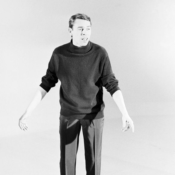 Une belle manière de continuer à marcher dans les pas de son illustre grand-père 

Archives - Jacques Brel sur le plateau de l'émission TV "Le temps de la chance". Le 13 janvier 1964
© Gérard Letellier via Bestimage