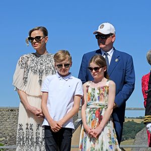 "Je leur ai appris à se mettre de la crème solaire, à porter des lunettes et des tee-shirts anti-UV", explique-t-elle, rappelant que les rayons du soleil sont aujourd’hui plus agressifs qu’autrefois. 

Le prince Albert II de Monaco, la princesse Charlène de Monaco, le prince Jacques de Monaco, marquis des Baux, et la princesse Gabriella de Monaco, comtesse de Carladès, ont été accueillis à Mur-de-Barrez en aveyron par M. Pierre Ignace, le maire de la commune et membre de la délégation officielle française lors de la récente visite d’État à Monaco. © NivierePool/Bestimage