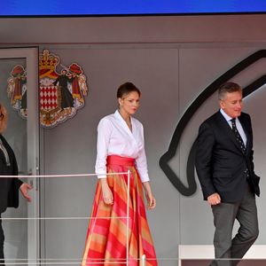 Accompagné d'un haut blanc plus classique, sa tenue avait été imaginée par la créatrice Sara Roka

La princesse Charlene de Monaco et Alejandro Agag, fondateur et président de Formula E, durant le Monaco E-Prix 2025, Round 7, le 4 mai 2025. © Bruno Bebert/Bestimage