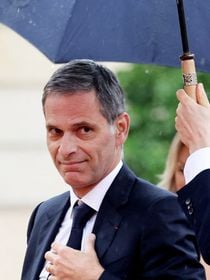 Cette figure du groupe RMC BFM partie vivre à 5500 kilomètres de Paris depuis plus de 20 ans ! Dans son cocon, une pièce spéciale interpelle