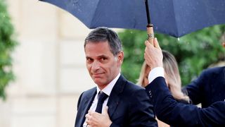 Cette figure du groupe RMC BFM partie vivre à 5500 kilomètres de Paris depuis plus de 20 ans ! Dans son cocon, une pièce spéciale interpelle