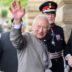Le roi Charles III salue à son arrivée à Cartwright Hall, une galerie d'art et un espace culturel communautaire à Bradford, dans le West Yorkshire, où il visitera la galerie David Hockney, consacrée à la vie et à la carrière de l'artiste né à Bradford. © PA Photos/ABACA