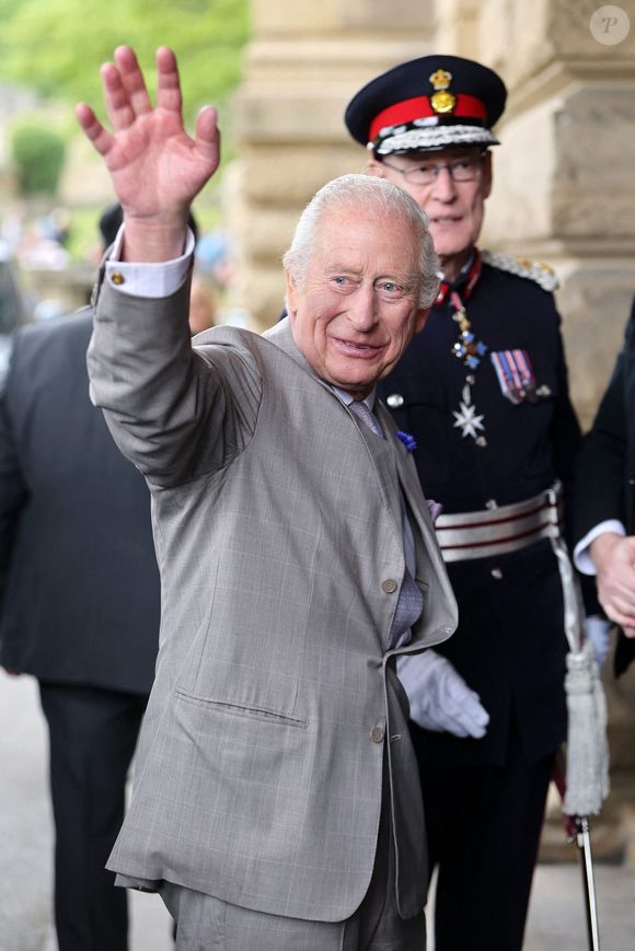Le roi Charles III salue à son arrivée à Cartwright Hall, une galerie d'art et un espace culturel communautaire à Bradford, dans le West Yorkshire, où il visitera la galerie David Hockney, consacrée à la vie et à la carrière de l'artiste né à Bradford. © PA Photos/ABACA