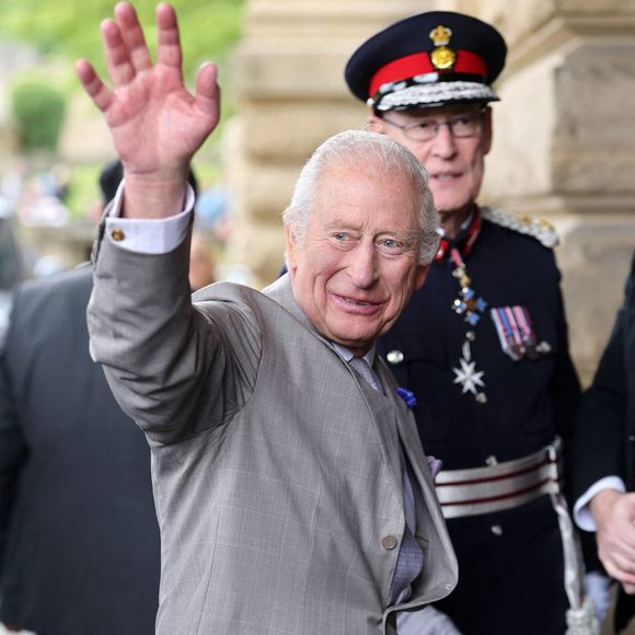 Le roi Charles III salue à son arrivée à Cartwright Hall, une galerie d'art et un espace culturel communautaire à Bradford, dans le West Yorkshire, où il visitera la galerie David Hockney, consacrée à la vie et à la carrière de l'artiste né à Bradford. © PA Photos/ABACA