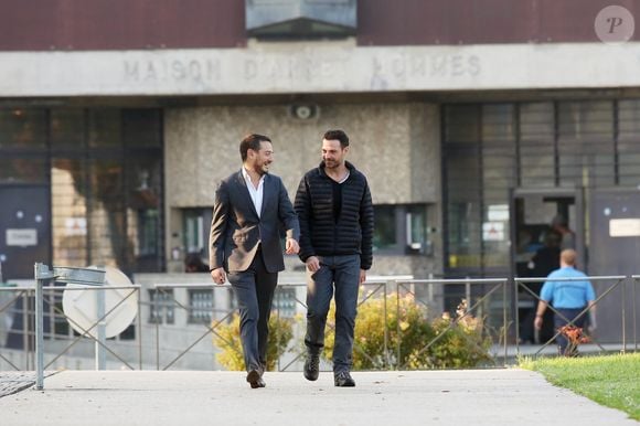 Jérôme Kerviel et son avocat David Koubbi - Jérôme Kerviel quitte la prison de Fleury-Mérogis, où il a passé près de cinq mois en détention, le 8 septembre 2014 au matin. Il se rend dans le 13ème arrondissement de Paris où il se fait poser un bracelet électronique qu'il portera pour une durée de 9 mois. Il retrouve ensuite ses proches dont son frère, sa compagne, Christophe Barratier, le père Patrice Gourrier et son comité de soutien, pour boire un verre.