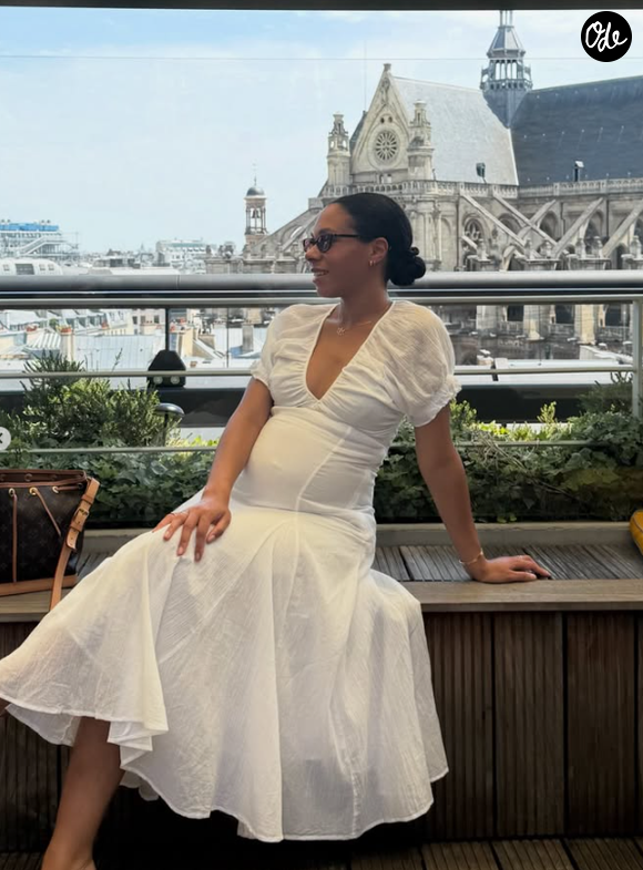 Jeanne devra désormais jongler entre les négociations de prestige et les couches et les biberons.

Jeanne, membre de L'Agence, a accueilli son premier enfant