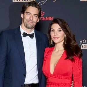 Alice Detollenaere a révélé avoir subi une mastectomie après avoir appris qu'elle était atteinte d'un cancer du sein. 

Camille Lacourt et sa compagne Alice Detollenaere - Photocall de la première édition du "You Care Charity Gala" en faveur de la cause animale et de l'environnement au Cercle Interalliée à Paris © Cyril Moreau/Bestimage