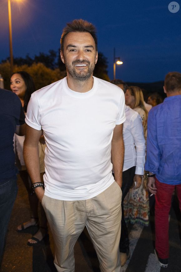Au bout de vingt ans de souvenirs créés, le célèbre chef a pris la décision de se séparer d'un de ses biens parisiens très importants et emblématiques.
Exclusif - Cyril Lignac - Arrivées au spectacle de J.Armanet "Brûler le feu" lors du Festival de Ramatuelle. Le 3 août 2023
© Cyril Bruneau / Festival de Ramatuelle / Bestimage