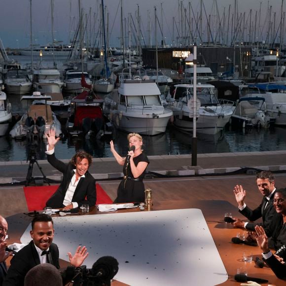 "Ma maman a travaillé trente-cinq ans dans la restauration, je l’ai vue enchaîner les services, le dos courbé, et je mesure ma chance de vivre de ma passion. Je ne serai jamais blasé !", a-t-il ajouté.

Exclusif - Pierre Lescure, Tony Estanguet, Marie Patouillet, Marie-José Perec, Patrick Cohen, Bertrand Chameroy, Anne-Elisabeth Lemoine, Arnaud Assoumani, Mohamed Bouhafsi et la flamme olympique - Plateau de l'émission "C à vous" lors du 77ème Festival International du Film de Cannes le 21 mai 2024. © Jack Tribeca/Bestimage  No Web - Belgique et Suisse