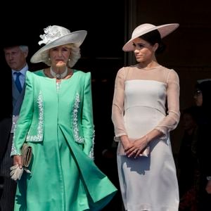 Une délicate attention que la reine appréciera sans doute... 

Camilla Parker Bowles, duchesse de Cornouailles, Meghan Markle, duchesse de Sussex lors de la garden party pour les 70 ans du prince Charles au palais de Buckingham à Londres. Le 22 mai 2018 AGENCE / BESTIMAGE