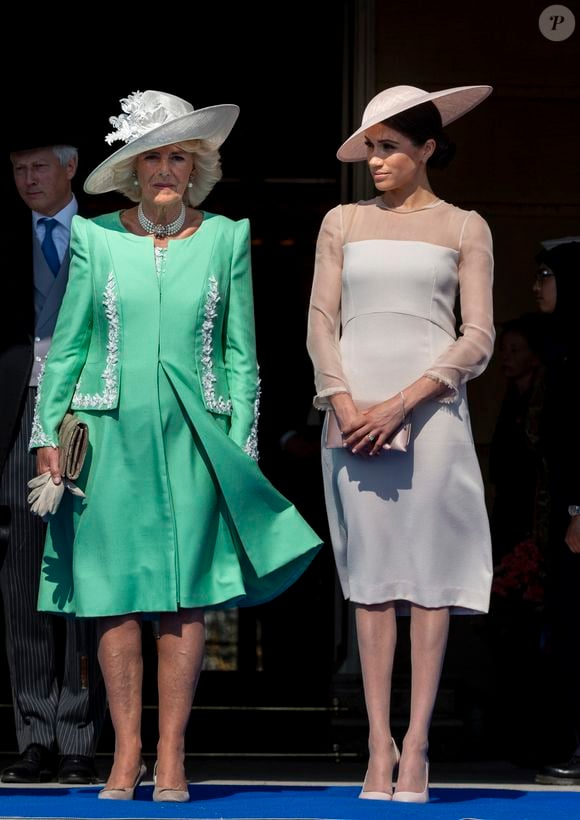 Une délicate attention que la reine appréciera sans doute... 

Camilla Parker Bowles, duchesse de Cornouailles, Meghan Markle, duchesse de Sussex lors de la garden party pour les 70 ans du prince Charles au palais de Buckingham à Londres. Le 22 mai 2018 AGENCE / BESTIMAGE