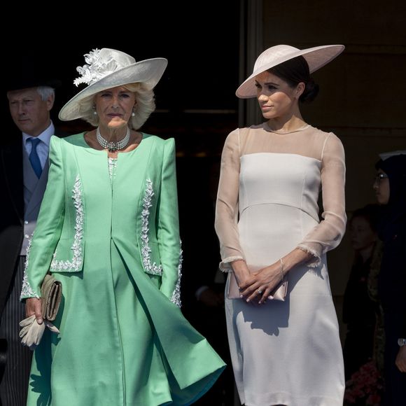 Une délicate attention que la reine appréciera sans doute... 

Camilla Parker Bowles, duchesse de Cornouailles, Meghan Markle, duchesse de Sussex lors de la garden party pour les 70 ans du prince Charles au palais de Buckingham à Londres. Le 22 mai 2018 AGENCE / BESTIMAGE