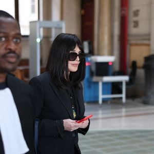 Isabelle Adjani arrive pour la tenue de son procès en appel (chambre 2-13) pour fraude fiscale, au Palais de Justice de Paris, le 27 février 2026.
© Julien Sarkissian/Bestimage