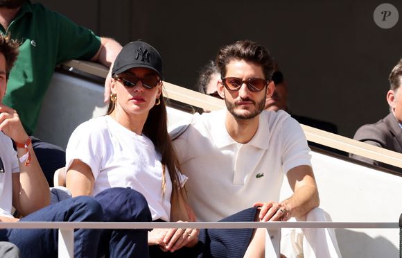 Pierre Niney et sa compagne Natasha Andrews - Célébrités dans les tribunes de la finale homme des Internationaux de France de tennis de Roland Garros 2024 à Paris le 9 juin 2024. © Jacovides-Moreau/Bestimage
