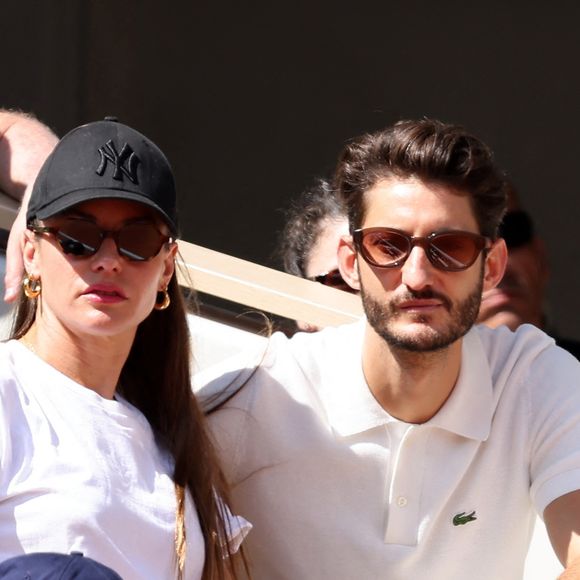 Pierre Niney et sa compagne Natasha Andrews - Célébrités dans les tribunes de la finale homme des Internationaux de France de tennis de Roland Garros 2024 à Paris le 9 juin 2024. © Jacovides-Moreau/Bestimage
