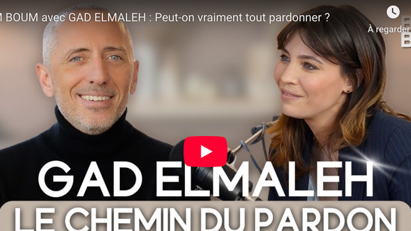 Gad Elmaleh évoque l'éducation de son fils Raphaël au micro de la journaliste Alexandra Roost sur YouTube.
Crédit : YouTube/@boumboumcast