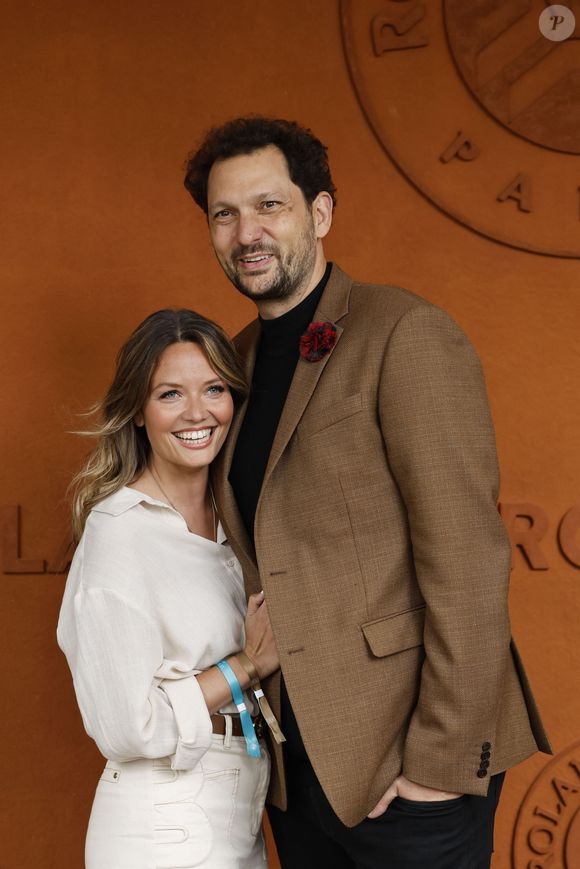 Éric Antoine et sa compagne Gennifer Demey lors des Internationaux de France de Tennis de Roland Garros 2025, à Paris, France, le 7 juin 2025. 

© Cyril Moreau / Bestimage