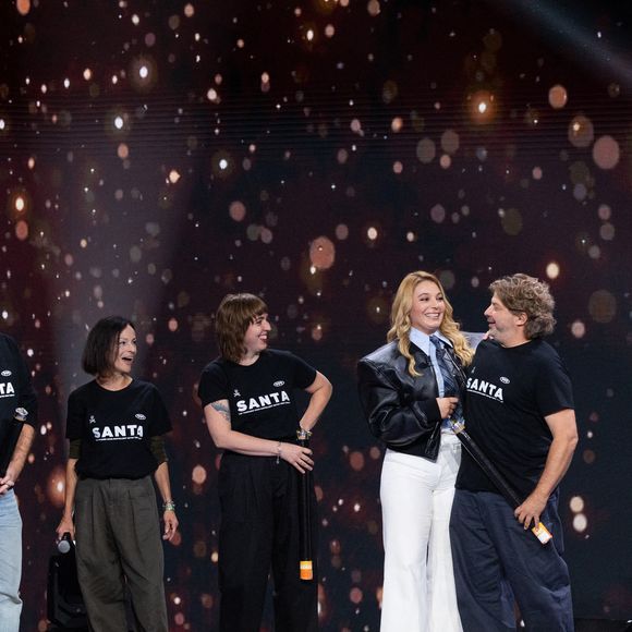 Exclusif - Santa, Matt Pokora et les amis de Santa, Faustine Bollaert pour les surprises lors de l'enregistrement de l'émission "La Boîte à secrets", présentée par Faustine Bollaert et diffusée le 17 octobre sur France 3, dans les studios du Lendit à Saint-Denis, France, le 23 septembre 2025. © Cyril Moreau/Bestimage