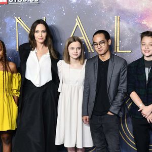 Angelina Jolie et ses enfants : Shiloh, Zahara, Vivienne, Knox et Maddox au photocall de la projection du film Eternals (Les Eternels) au BFI Imax à Londres le 27 octobre 2021. AGENCE / BESTIMAGE