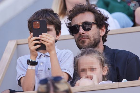Martin Kretz et ses enfants   - Célébrités dans les tribunes des Internationaux de France de tennis de Roland Garros 2024 à Paris. Le 5 juin 2024
© Moreau-Jacovides / Bestimage