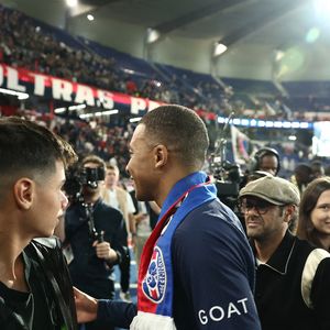 Jamel Debbouze avec son fils Léon, Kylian Mbappé -  Dernier match de Kylian Mbappé (25 ans) avec le PSG en Ligue 1 Uber Eats lors de la rencontre "PSG-Toulouse" (1-3) au Parc des Princes à Paris le 12 mai 2024. © Franck Fife / Pool /Bestimage