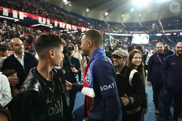 Jamel Debbouze avec son fils Léon, Kylian Mbappé -  Dernier match de Kylian Mbappé (25 ans) avec le PSG en Ligue 1 Uber Eats lors de la rencontre "PSG-Toulouse" (1-3) au Parc des Princes à Paris le 12 mai 2024. © Franck Fife / Pool /Bestimage