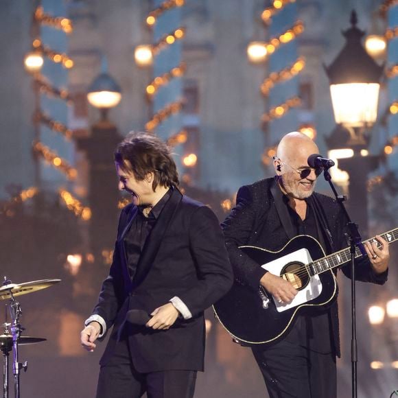 De nombreux artistes étaient présents, dont Gilbert Montagné, Pascal Obispo, Zaz, Magic System et Amel Bent.

Exclusif - Bénabar et Pascal Obispo lors de l'enregistrement de "La Grande Soirée du 31 de Paris", diffusée le 31 décembre sur France 2, sur la place de la Concorde à Paris, france, le 24 novembre 2025
Guebey-Tribeca/Bestimage