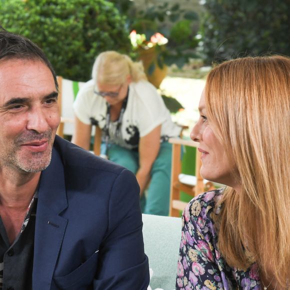 Samuel Benchetrit, son époux, lui a proposé un rôle qu'elle ne pouvait pas refuser.

Samuel Benchetrit et Vanessa Paradis - Photocall du film "Cette musique ne joue pour personne" lors du 14ème Festival du Film Francophone d'Angoulême. Le 28 août 2021
© Coadic Guirec / Bestimage