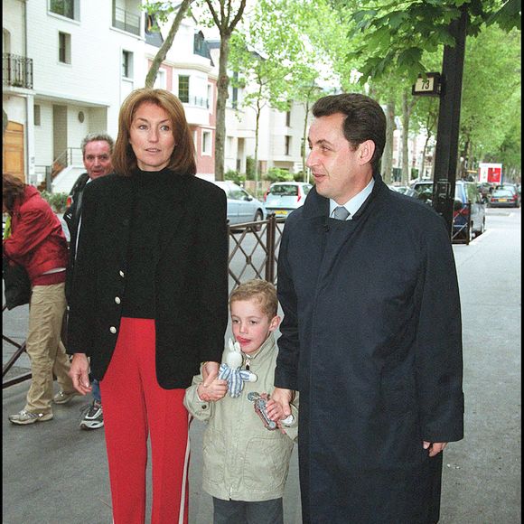 Nicolas Sarkozy avec Cécilia Attias et leur fils Louis à Neuilly-sur-Seine en 2002
©AGENCE / BESTIMAGE