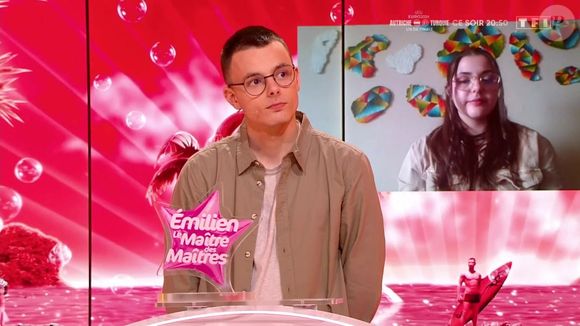 Il impressionne par ses connaissances... qui mettent parfois à mal la production.

Emilien sur le plateau des "Douze coups de midi"