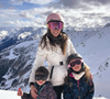 On y découvre Jeanne et Noé souriants dans la neige, ainsi qu’un instant plus tendre avec le bébé.

Emilie Broussouloux à la neige avec ses enfants - Capture Instagram