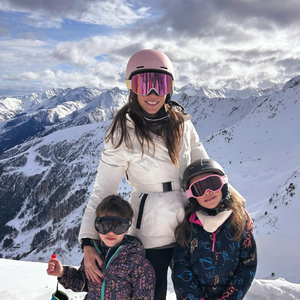 On y découvre Jeanne et Noé souriants dans la neige, ainsi qu’un instant plus tendre avec le bébé.

Emilie Broussouloux à la neige avec ses enfants - Capture Instagram