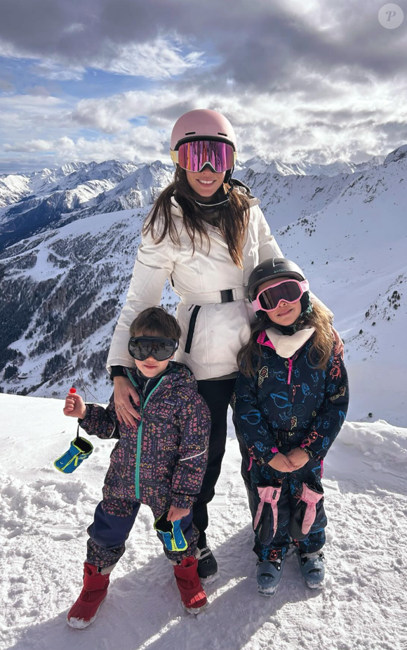 On y découvre Jeanne et Noé souriants dans la neige, ainsi qu’un instant plus tendre avec le bébé.

Emilie Broussouloux à la neige avec ses enfants - Capture Instagram