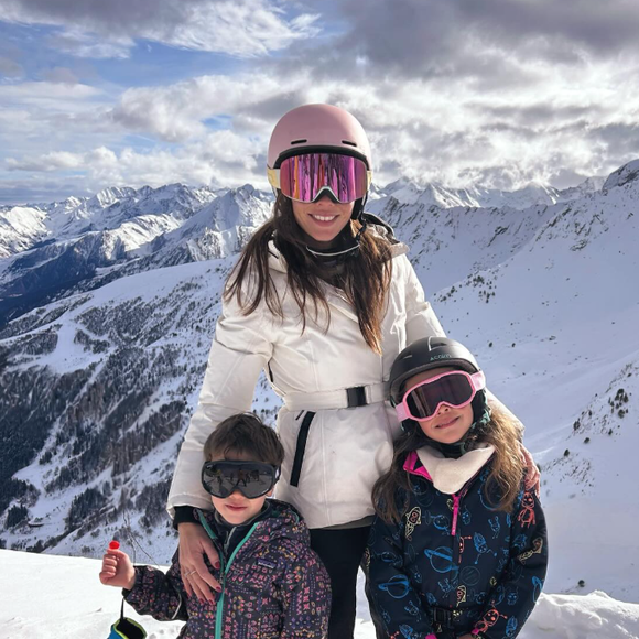 On y découvre Jeanne et Noé souriants dans la neige, ainsi qu’un instant plus tendre avec le bébé.

Emilie Broussouloux à la neige avec ses enfants - Capture Instagram