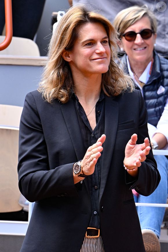 Amélie Mauresmo (Directrice de Roland Garros) - Célébrités dans les tribunes des Internationaux de France de tennis de Roland Garros 2024 à Paris le 6 juin 2024. Chryslene Caillaud / Panoramic / Bestimage