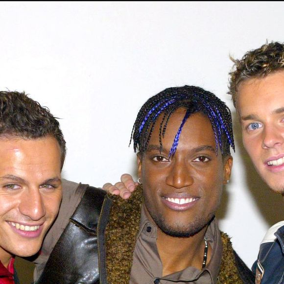 © Pierre Hounsfield /Milton /ABACA. 52439-6. Paris-France, 6 novembre 2003. Les gagnants de l'émission Pop Star, les Linkup, avec Otis, Matthieu et Lionel participent à une fête avec leurs professeurs à l'Etoile à Paris pour célébrer leur victoire.