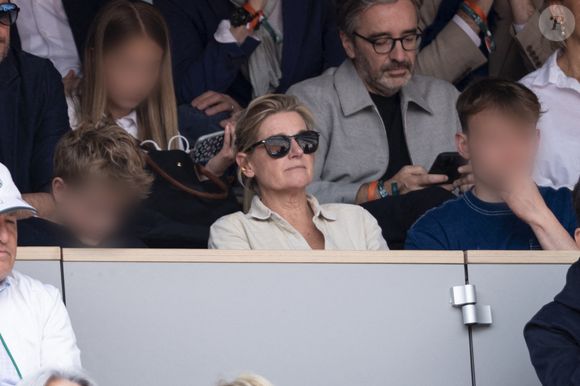 Anne-Elisabeth Lemoine et ses fils Arthur et Vasco, Pierre-Antoine Capton en tribunes lors de la finale messieurs des Internationaux de France de Tennis de Roland Garros 2025 (jour 15), à Paris, France, le 8 juin 2025. © Cyril Moreau/Bestimage