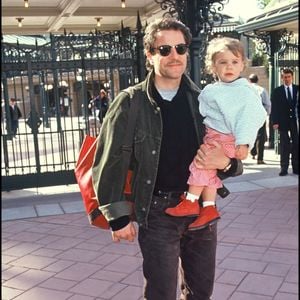 Il confie que devenir père l'a aidé à écrire des chansons plus profondes.

Francis Cabrel et sa fille Manon à l'inauguration de Disneyland Paris en 1992. © Bestimage