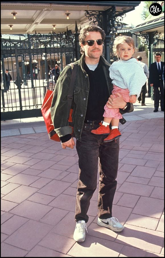 Il confie que devenir père l'a aidé à écrire des chansons plus profondes.

Francis Cabrel et sa fille Manon à l'inauguration de Disneyland Paris en 1992. © Bestimage