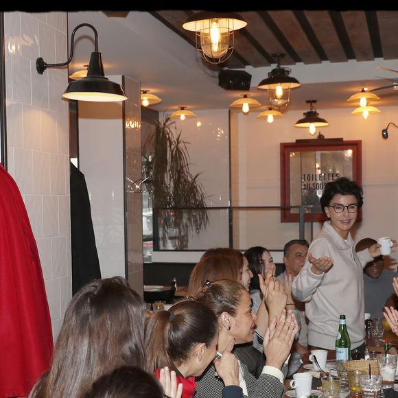 Exclusif - Rachida Dati avec sa famille et ses proches lors d'un brunch familial à la brasserie Le Comptoir Principal dans le 15ème arrondissement à Paris le 26 janvier 2020. Ses cinq soeurs Fatiha, Nadia, Malika, Noura, Najat et son frère étaient présents. En bas à gauche de l'image, sa fille Zohra de dos.

© Alain Guizard / Bestimage