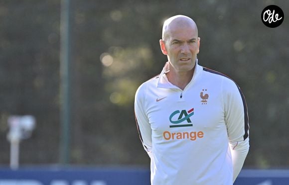 Zinedine Zidane - Entraînement de l'équipe de France en préparation de la Ligue des nations de l'UEFA 2026 au Centre national de Clairefontaine le 21 septembre 2026. © Christian Liewig/Bestimage