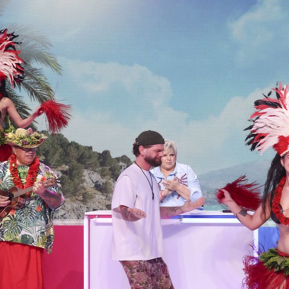 Exclusif - Laurence Boccolini, KeenV, lors de l'enregistrement de l'émission "On Connait La Chanson Années 90", présentée par L.Boccolini et diffusée le 19 mai 2026 sur W9, à Paris, France, le 8 avril 2026. © Jack Tribeca/Bestimage